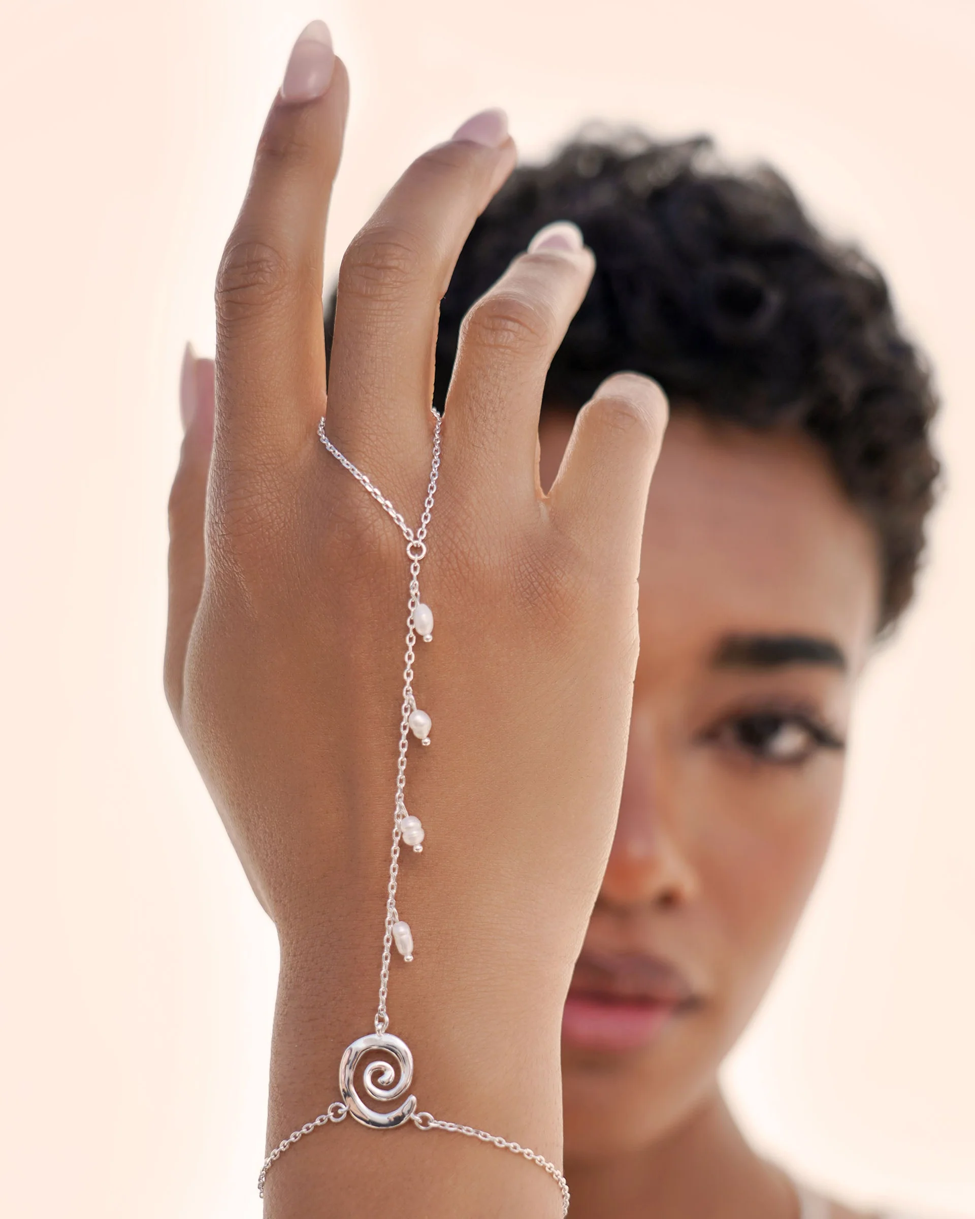 Aura Pearl Hand Chain - Futureuc